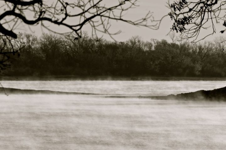 A temperature-difference foggy shoreline