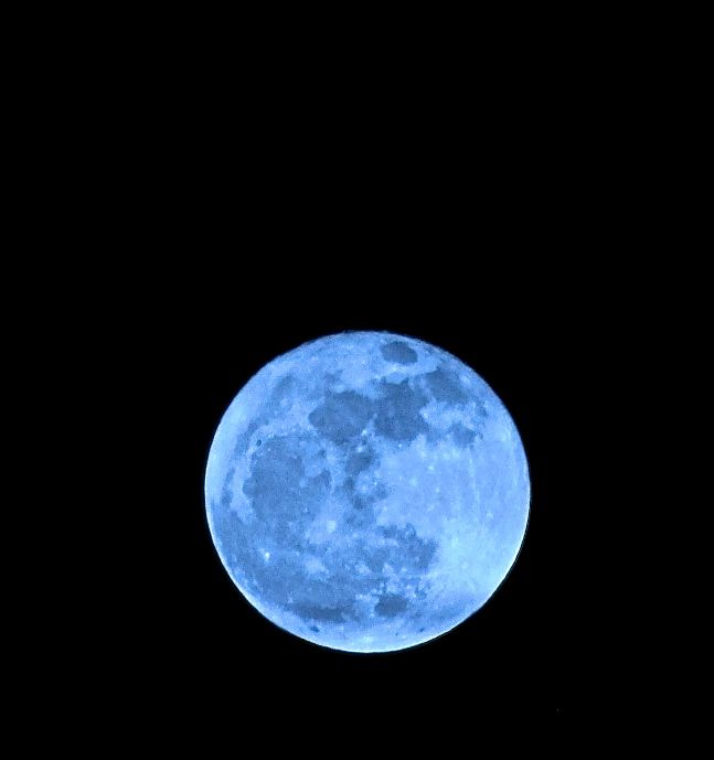 Or it can take on a cool-ness  look (but this is not a true "Blue Moon")....